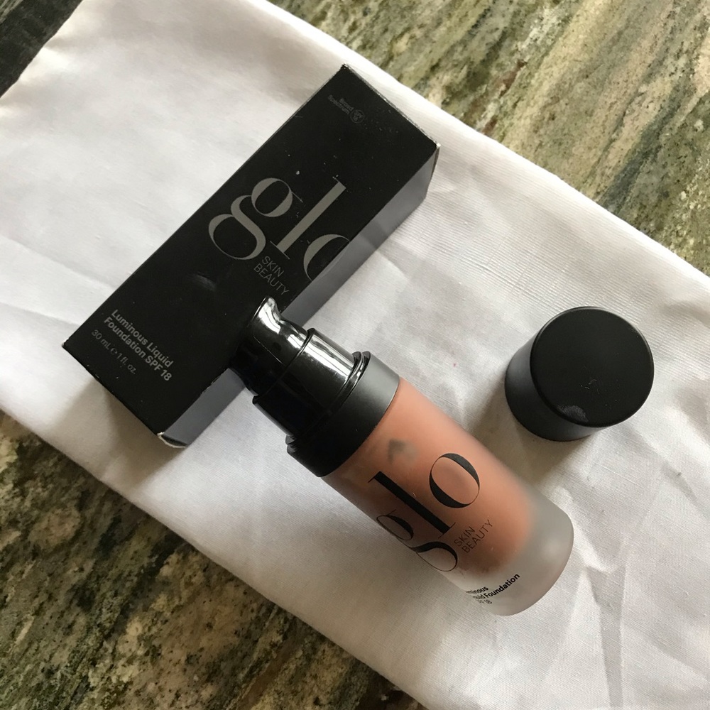 New Glo Luminous Liquid Foundation SPF 18 MOCHA.